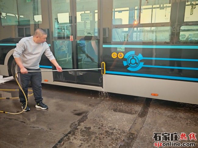 201路隊(duì)開展“清潔車輛 美化場院”活動